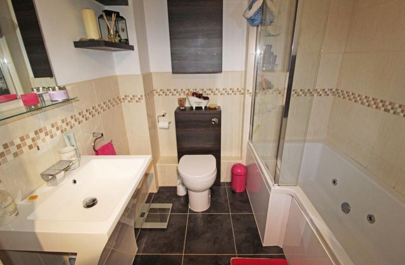 Room Lloyd George Avenue in Cardiff