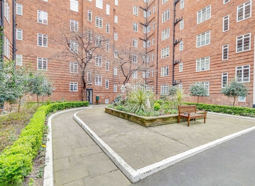 Flat Hammersmith Road in Greater London