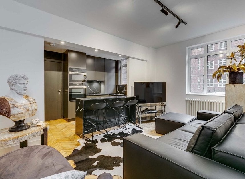 Flat Hammersmith Road in Greater London