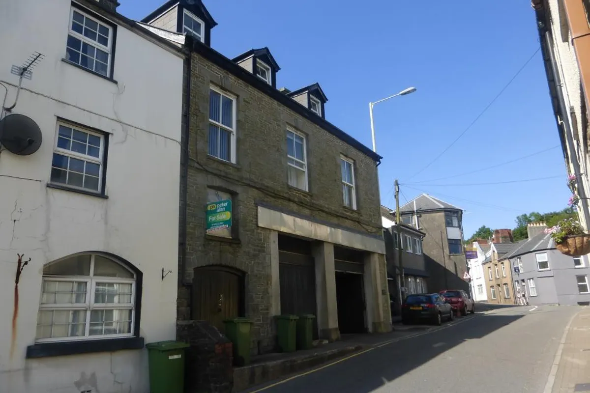 Flat High Street in Llantrisant