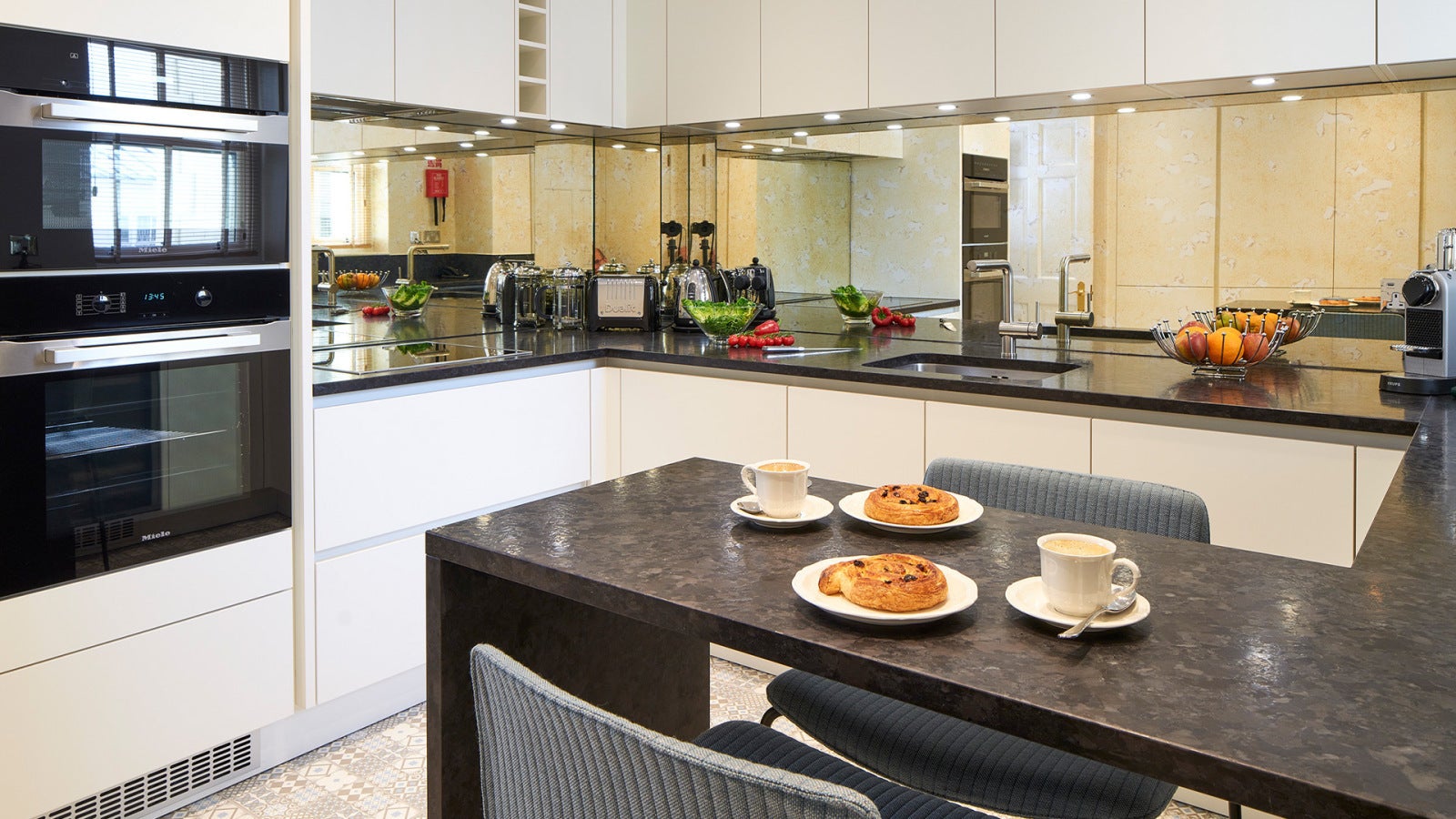 Flat Hyde Park Gate in Greater London
