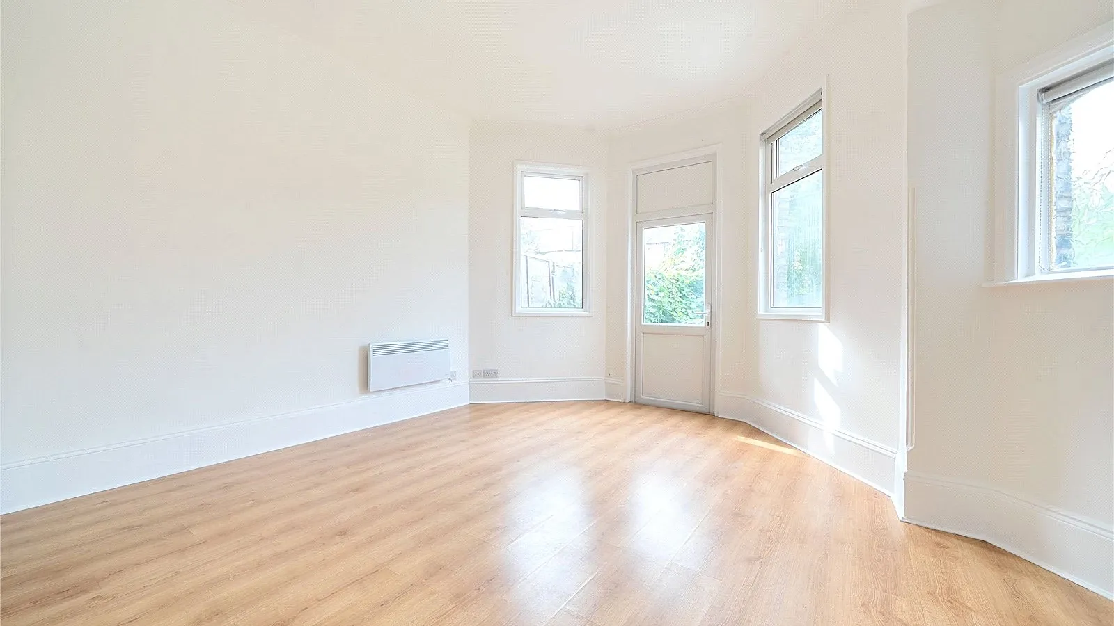 Flat Sylvan Avenue in Greater London