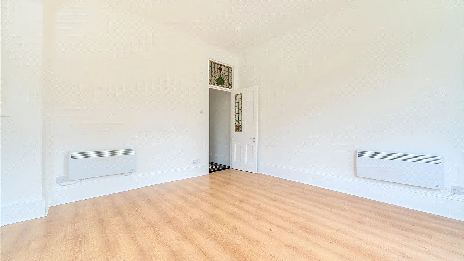 Flat Sylvan Avenue in Greater London