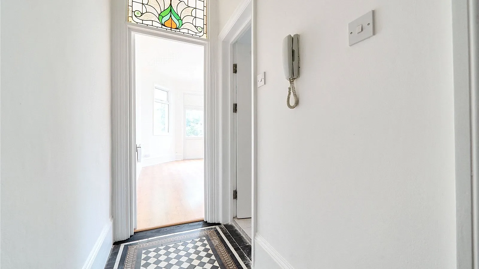 Flat Sylvan Avenue in Greater London