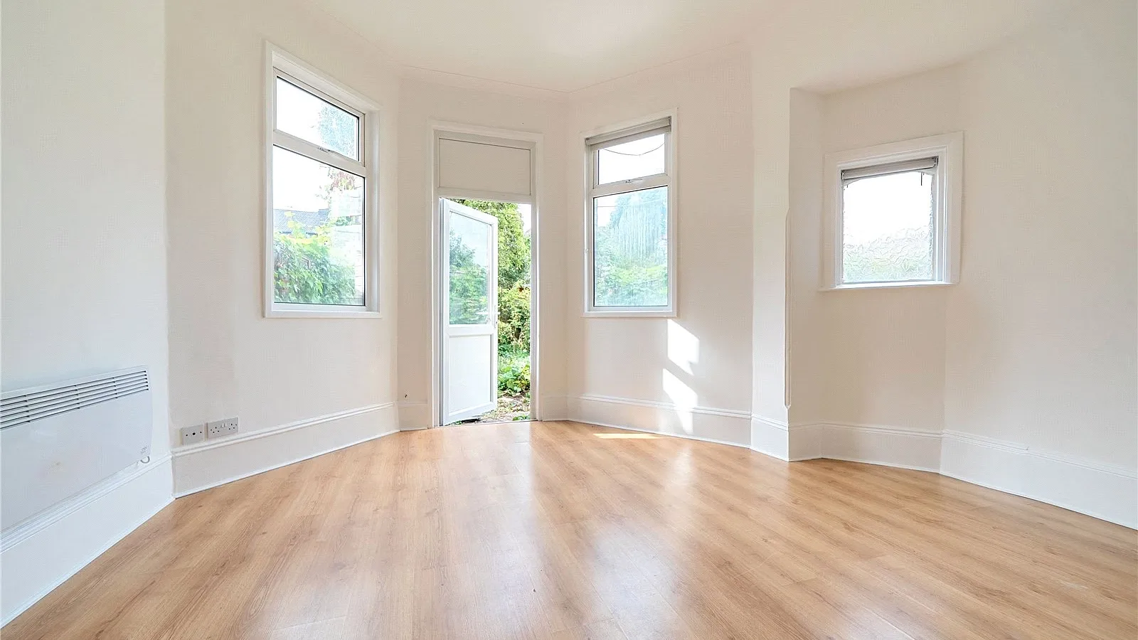 Flat Sylvan Avenue in Greater London