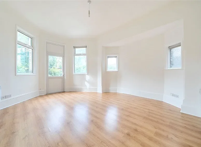 Flat Sylvan Avenue in Greater London