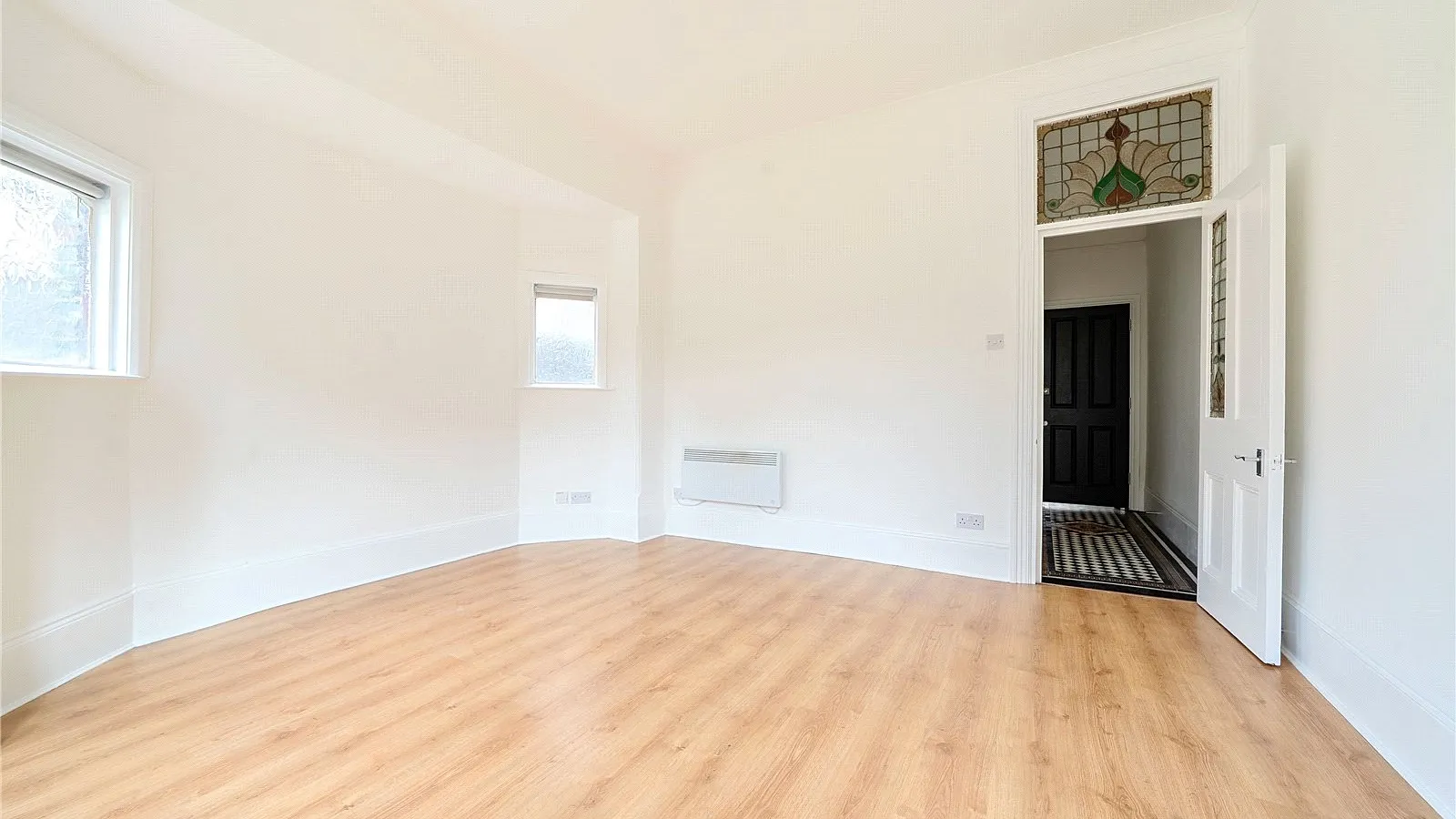 Flat Sylvan Avenue in Greater London