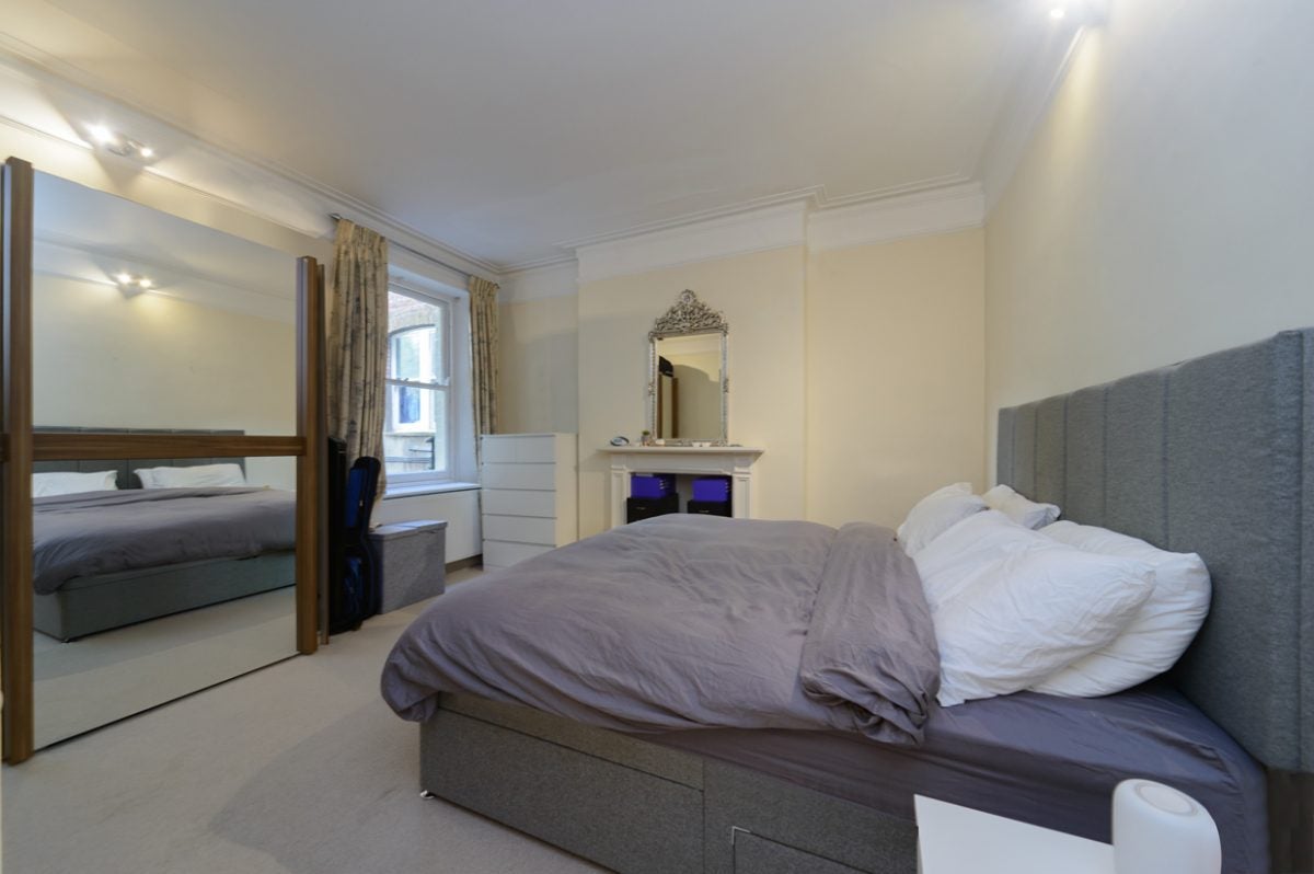 Flat Honeybourne Road in Greater London