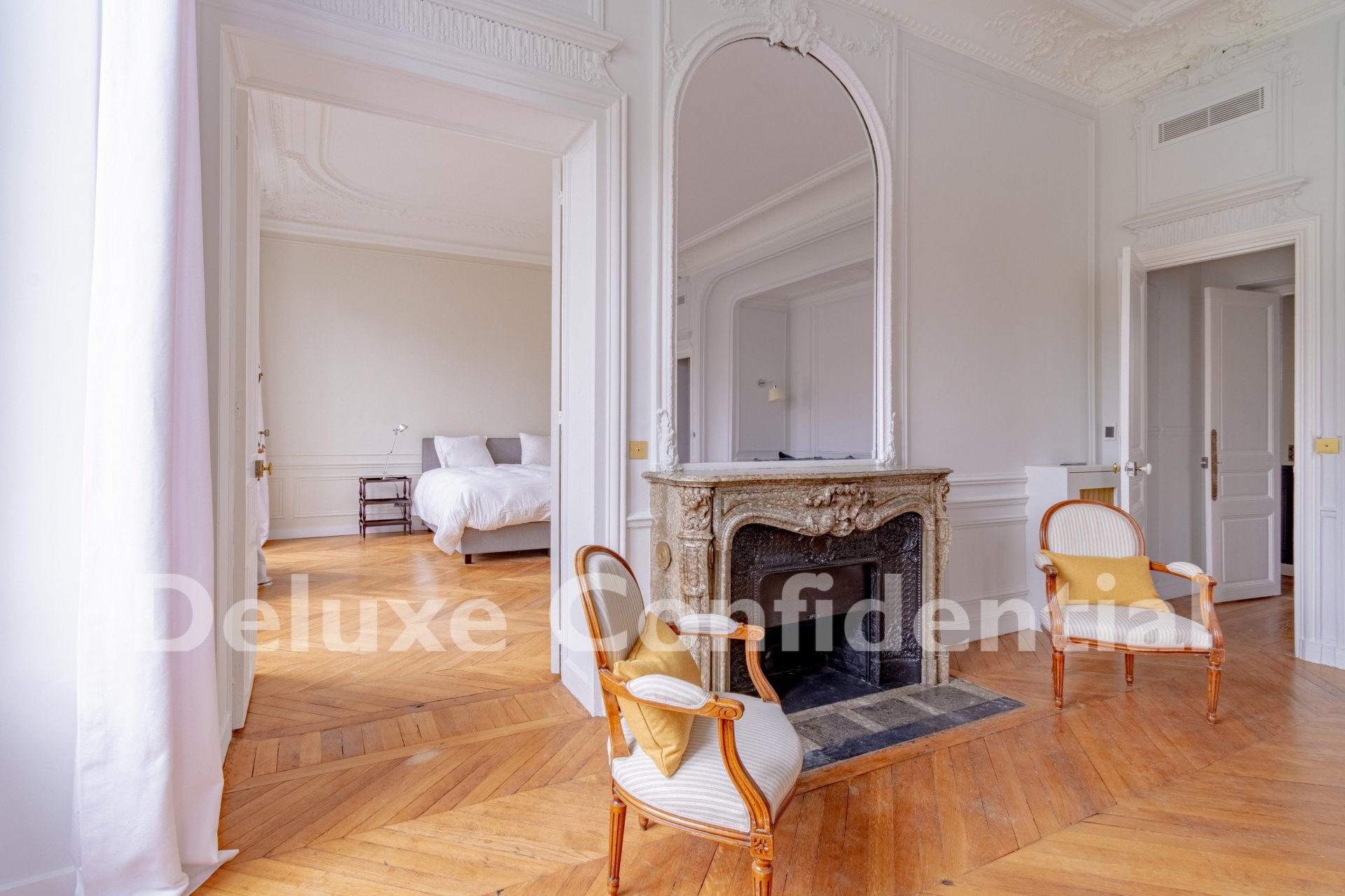 Flat Avenue George V in Paris
