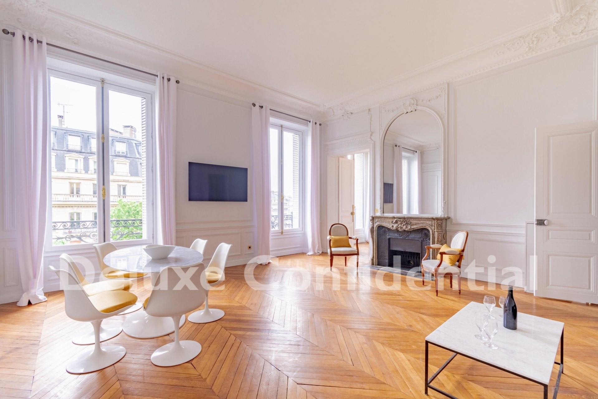 Flat Avenue George V in Paris