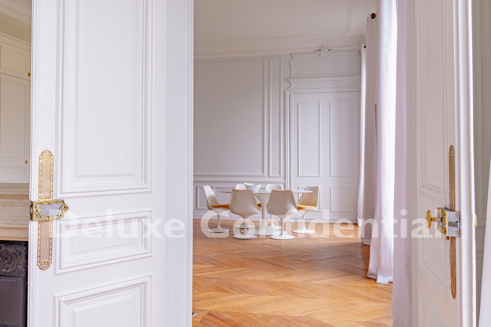 Flat Avenue George V in Paris