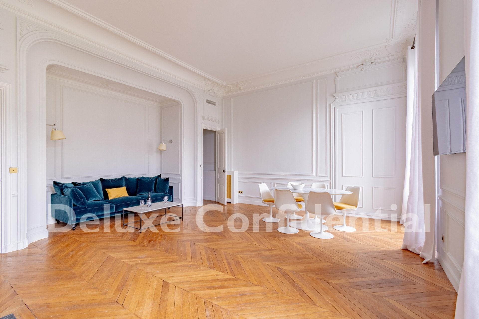 Flat Avenue George V in Paris