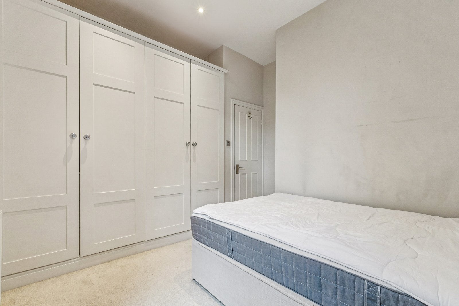 Flat Tonsley Hill in Greater London