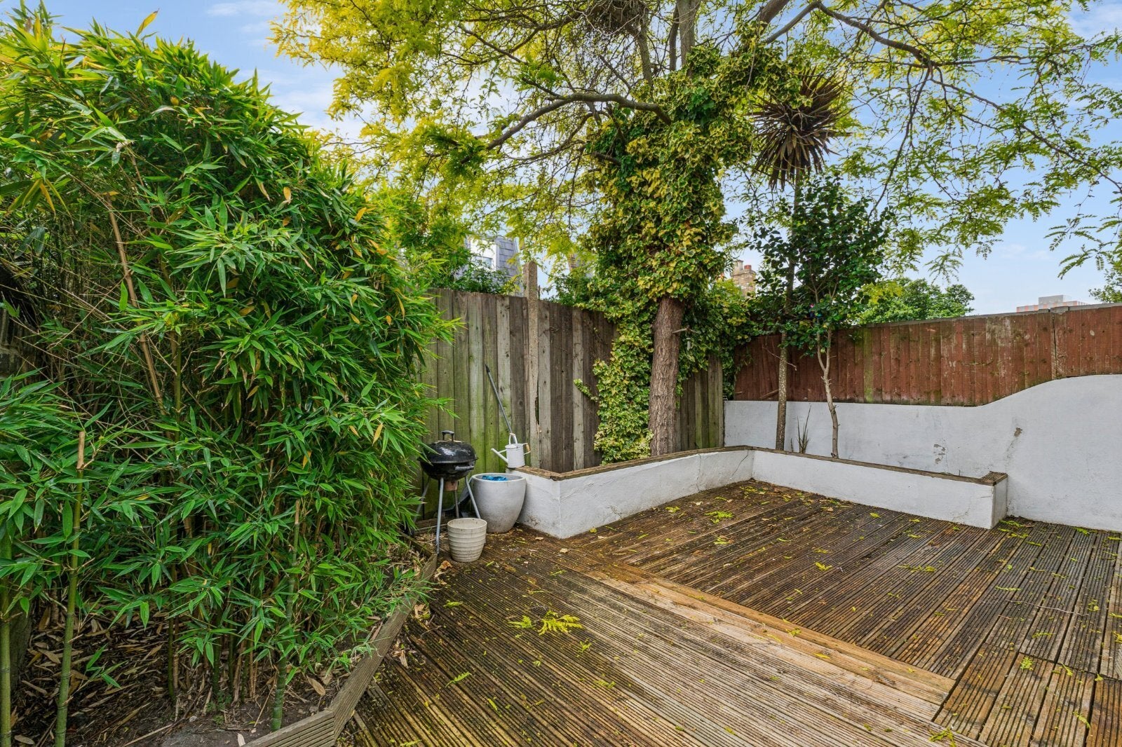 Flat Tonsley Hill in Greater London