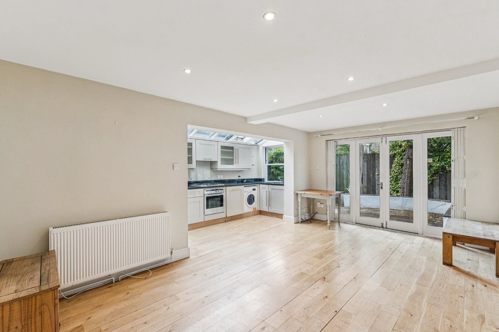 Flat Tonsley Hill in Greater London