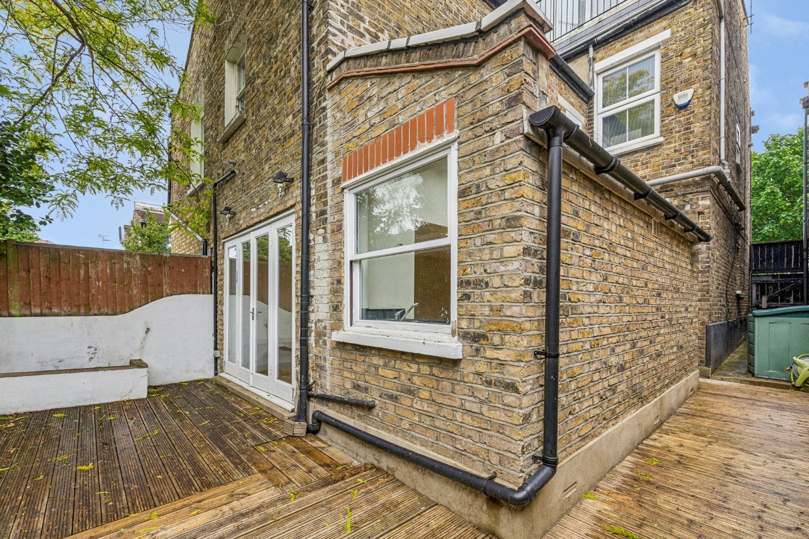 Flat Tonsley Hill in Greater London