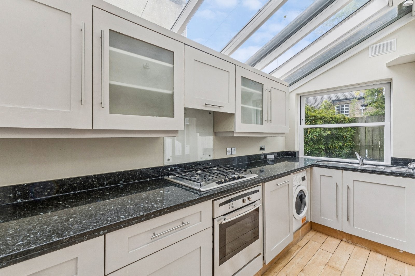 Flat Tonsley Hill in Greater London
