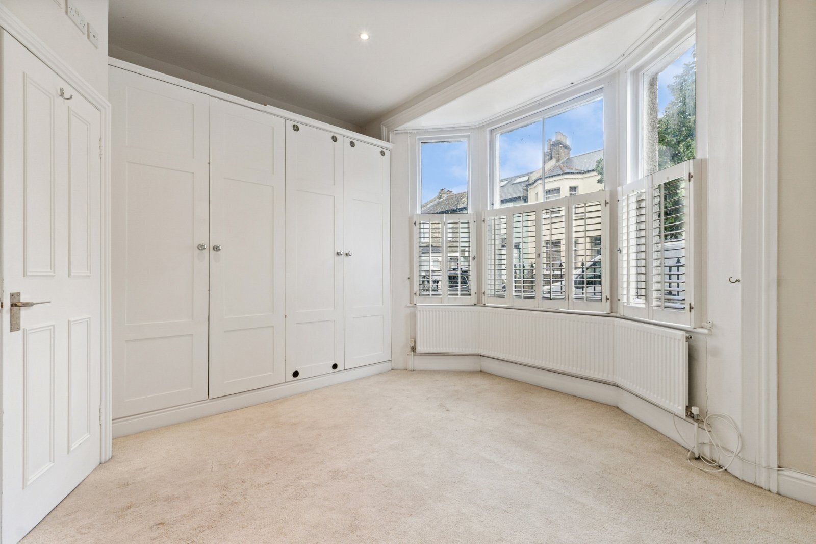 Flat Tonsley Hill in Greater London