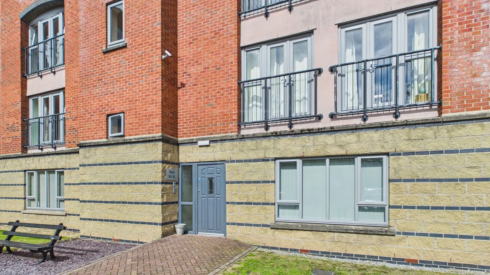 Flat Cantilever Gardens in Warrington