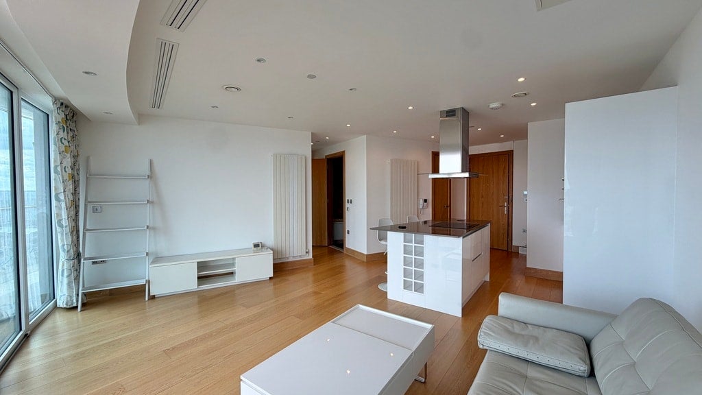 Flat Crossharbour Plaza in Greater London