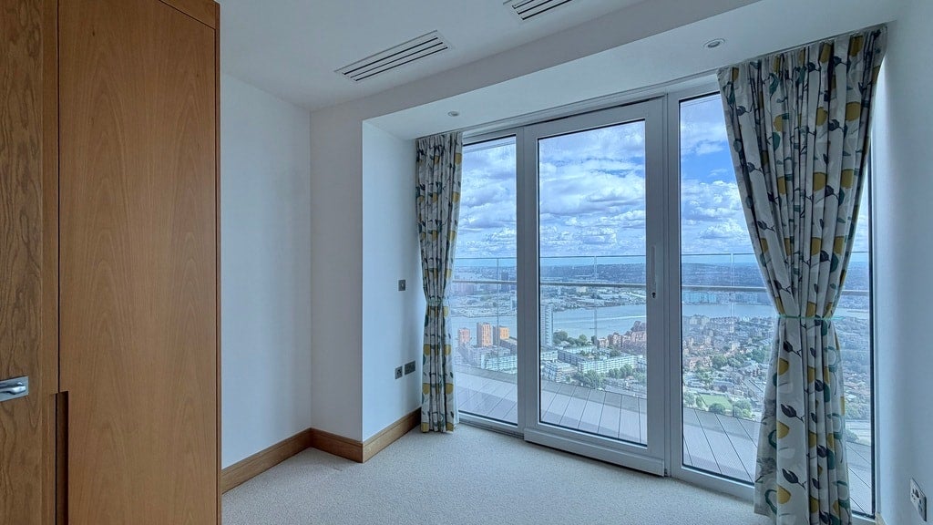 Flat Crossharbour Plaza in Greater London