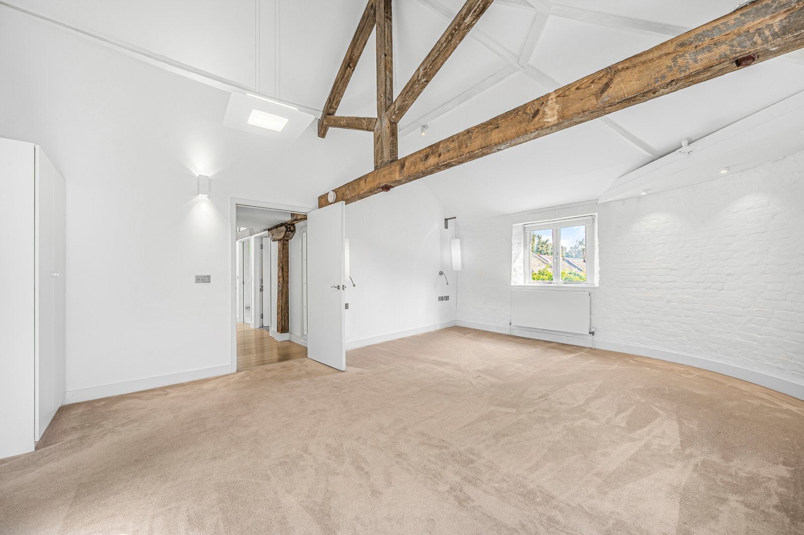 Flat Rotherhithe Street in Greater London