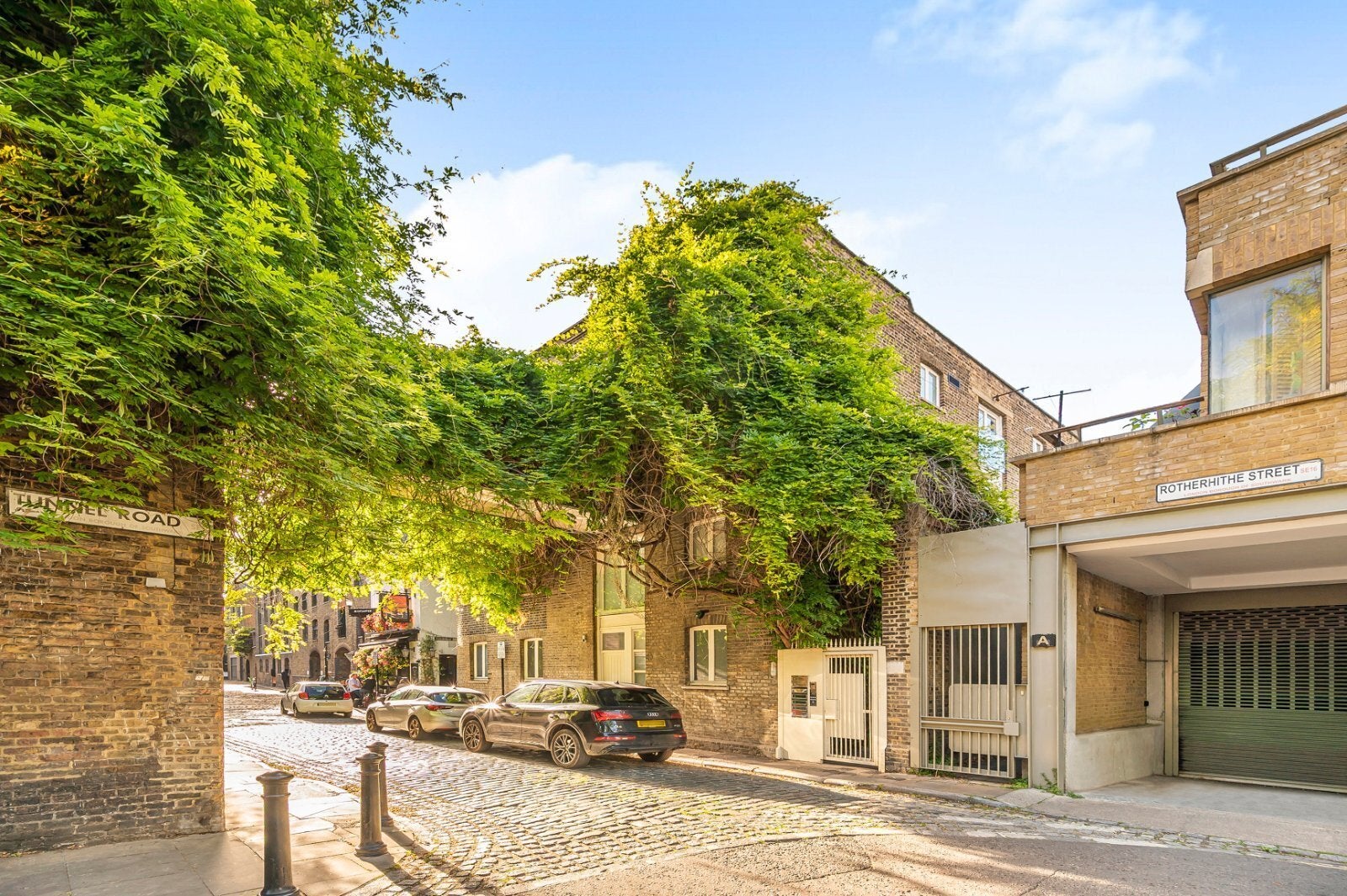 Flat Rotherhithe Street in Greater London