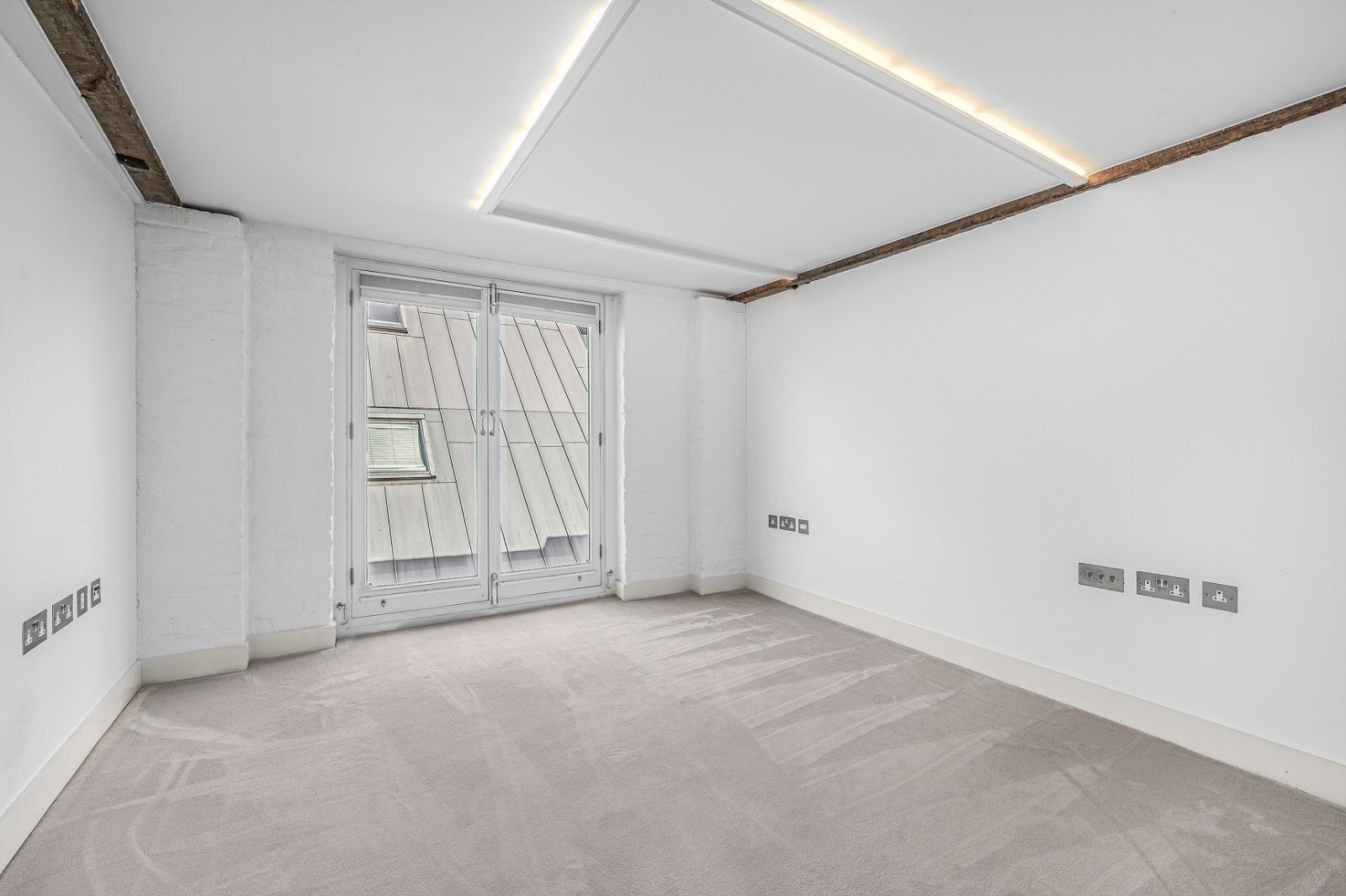 Flat Rotherhithe Street in Greater London