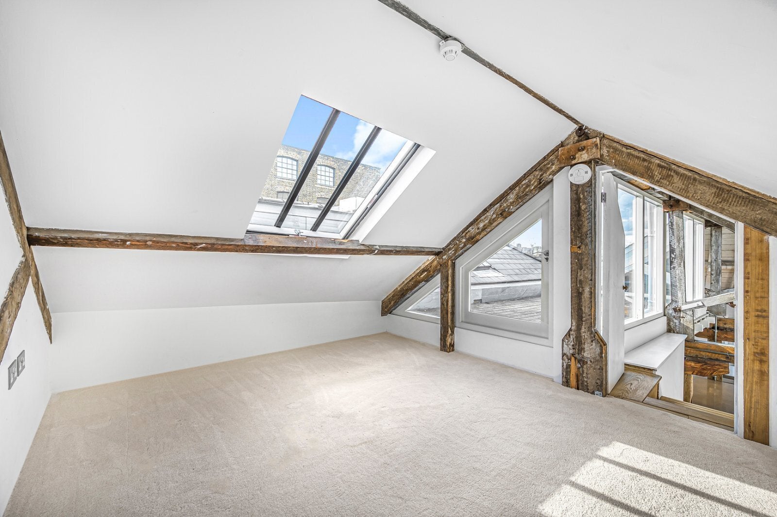 Flat Rotherhithe Street in Greater London