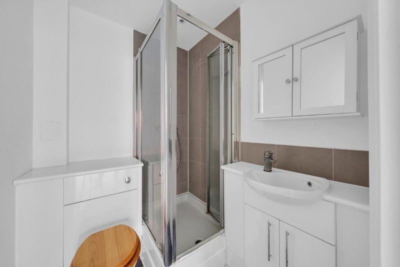 Room Battersea Park Road in Greater London