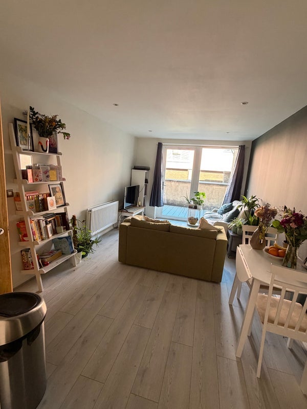 Room Battersea Park Road in Greater London