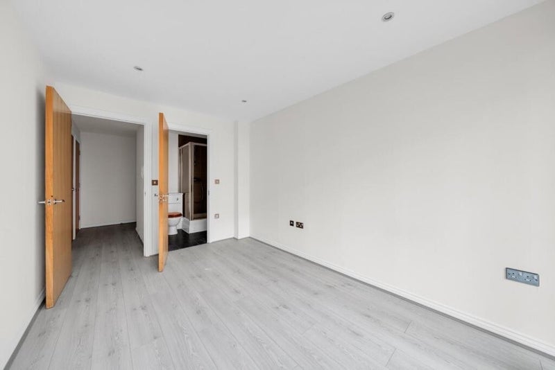 Room Battersea Park Road in Greater London