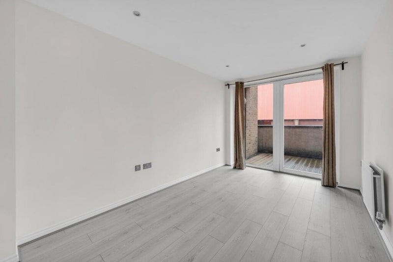 Room Battersea Park Road in Greater London