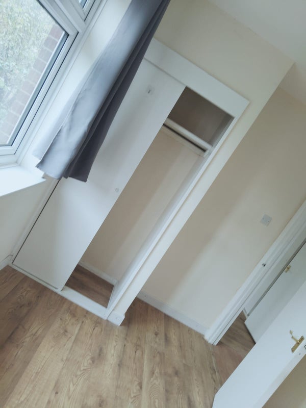 Flat Garratt Lane in Greater London