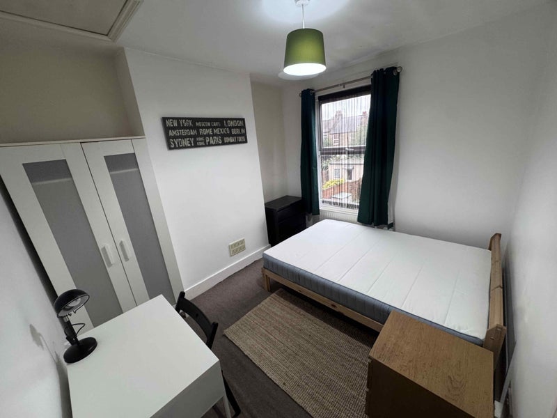 Room Asplins Road in Greater London
