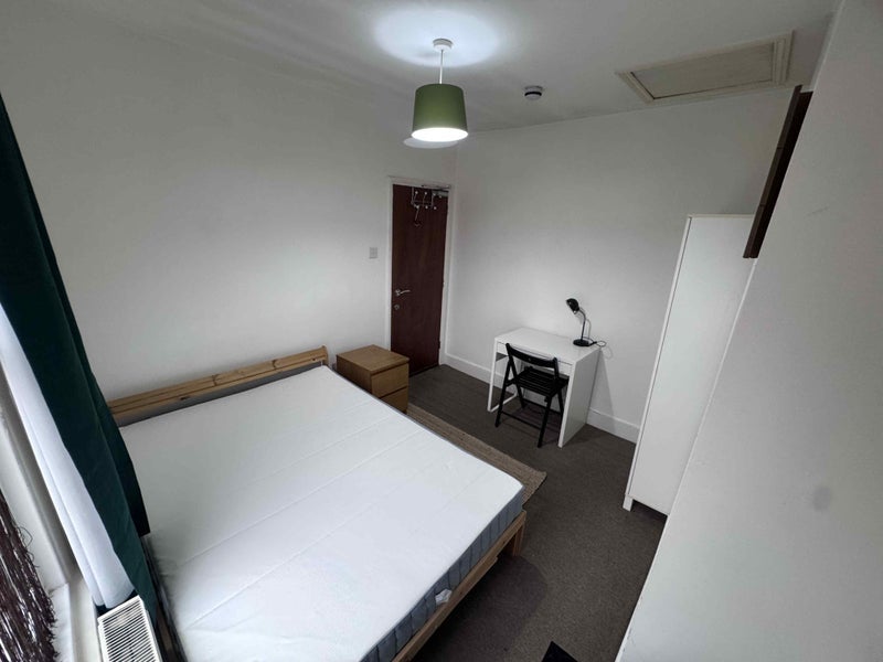 Room Asplins Road in Greater London