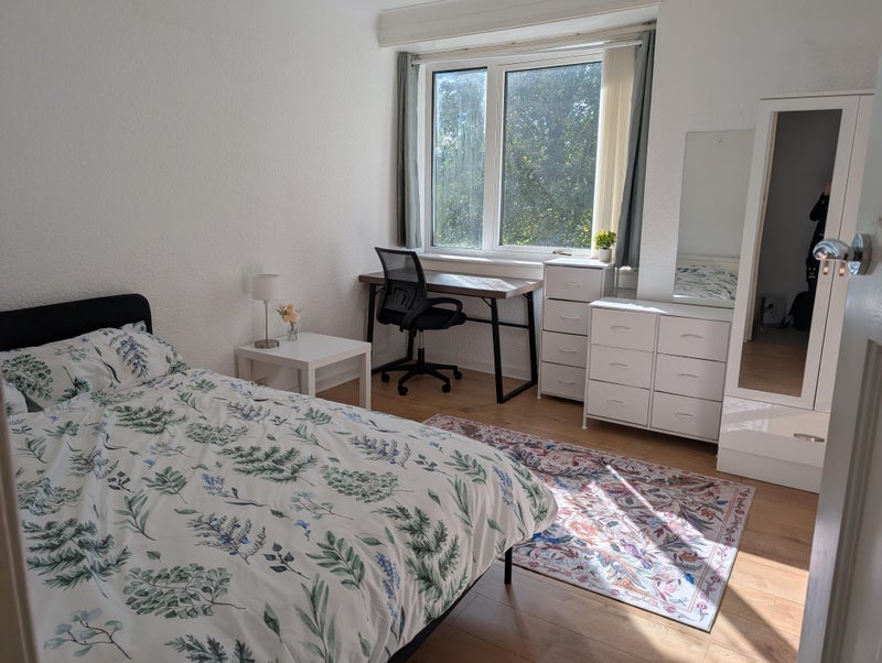Room Carrick Knowe Drive in City of Edinburgh