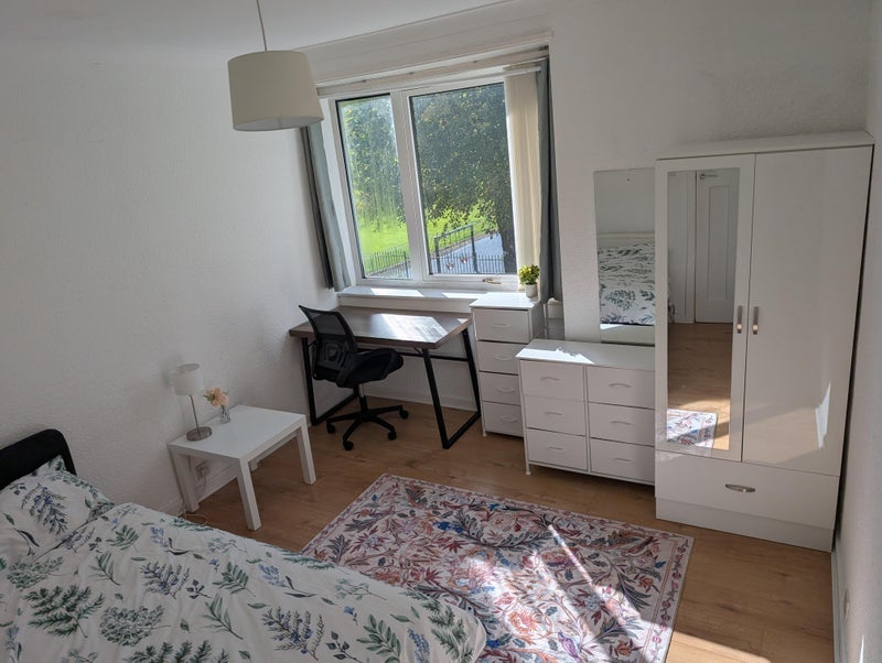 Room Carrick Knowe Drive in City of Edinburgh