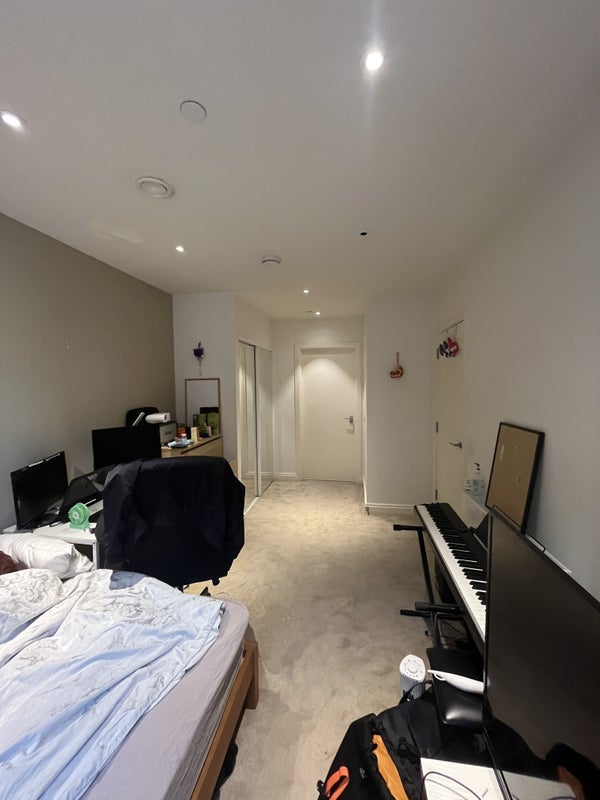 Room New Village Avenue in Greater London