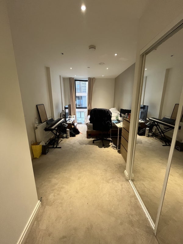Room New Village Avenue in Greater London