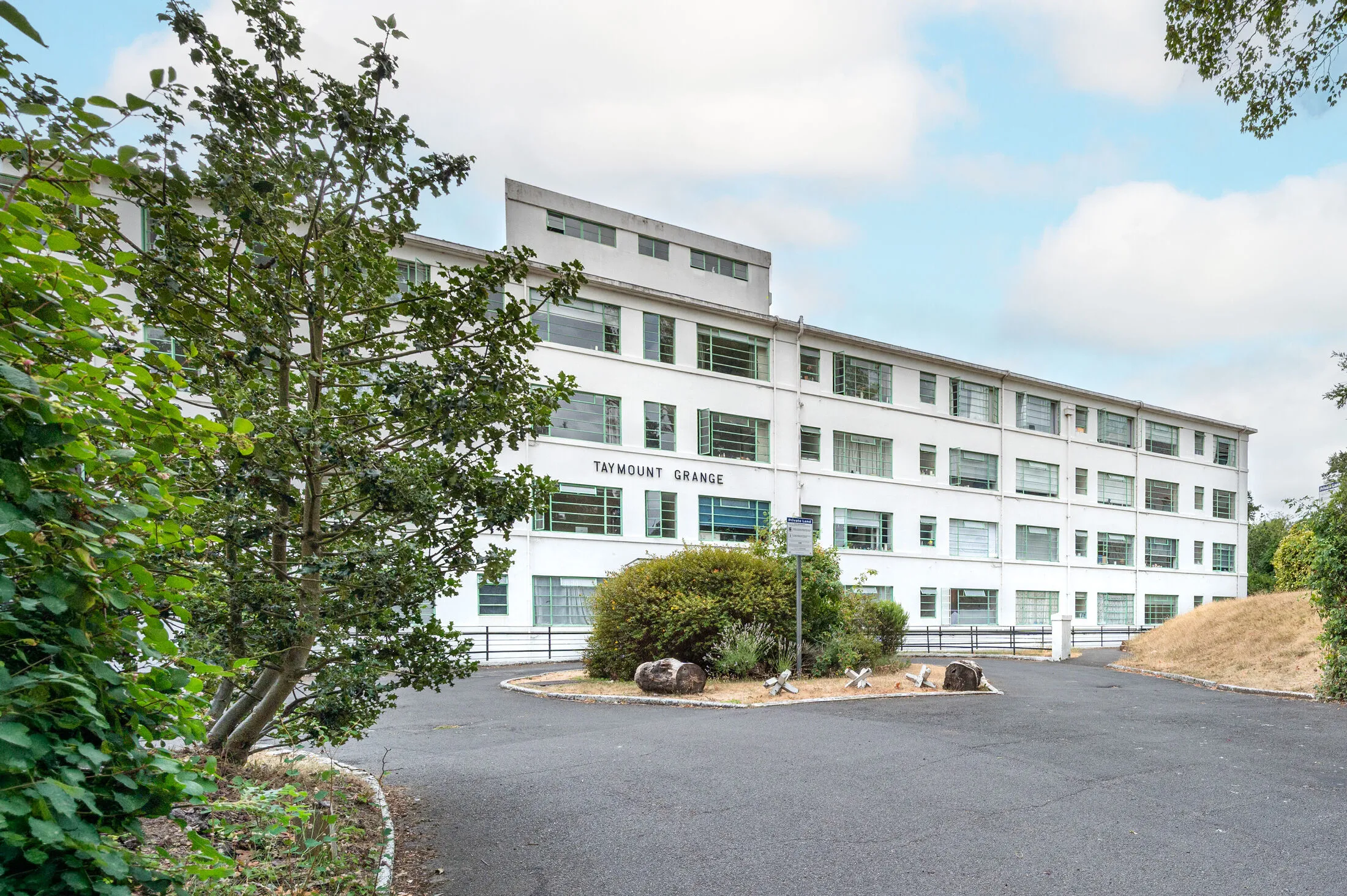 Flat Shackleton Close in Greater London