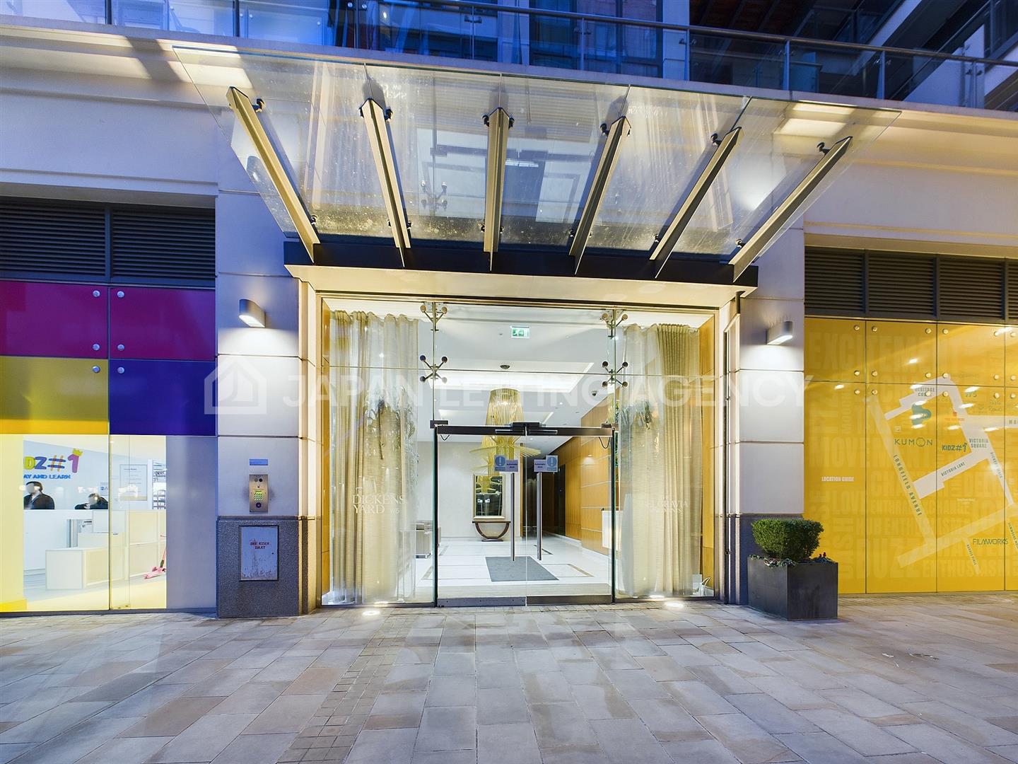 Flat Market Street in Greater London