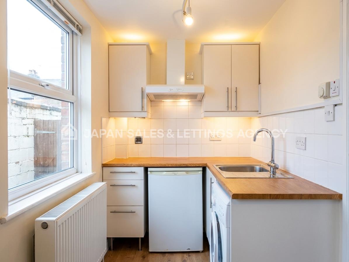 Flat Saxon Drive in Greater London
