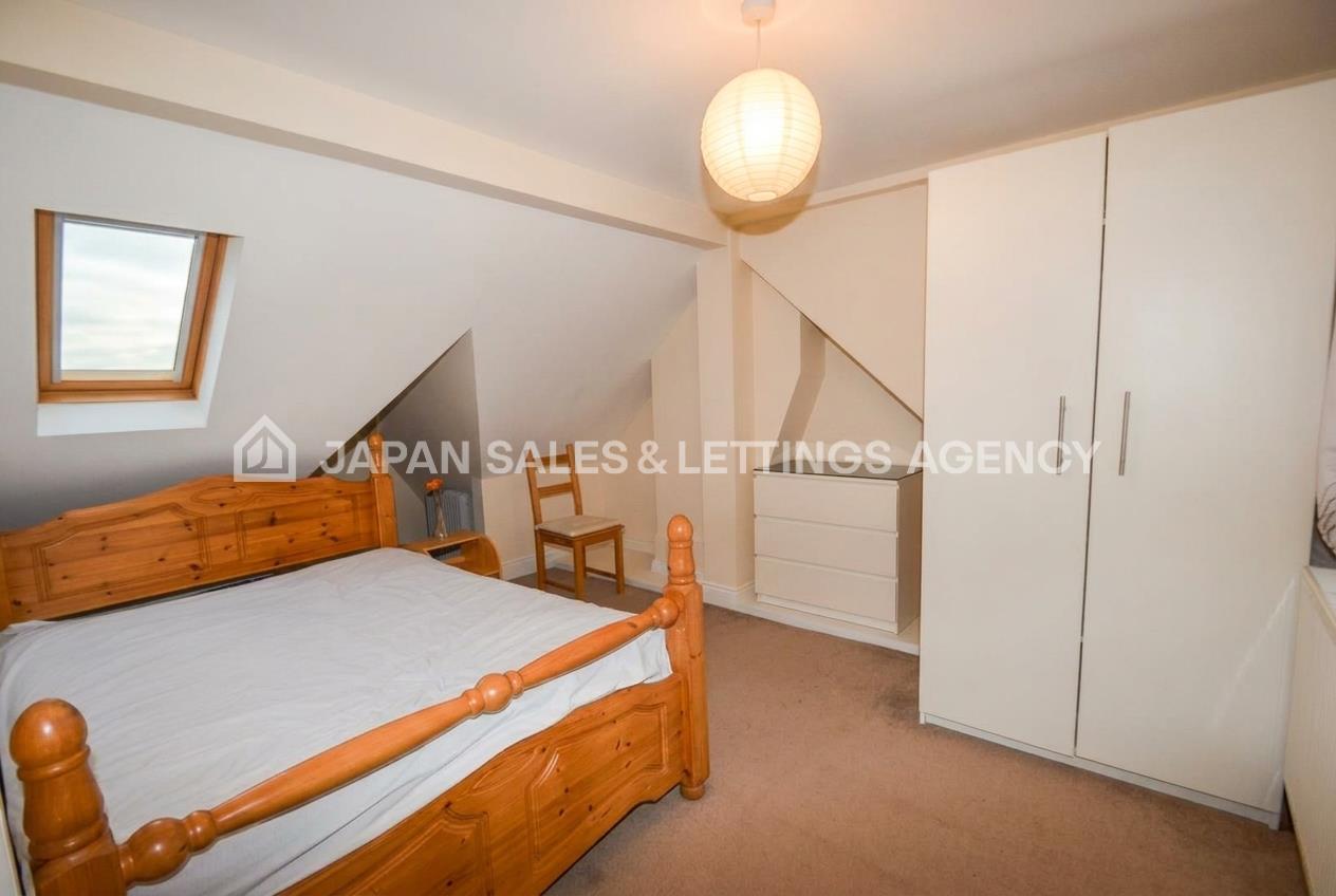 Flat Saxon Drive in Greater London