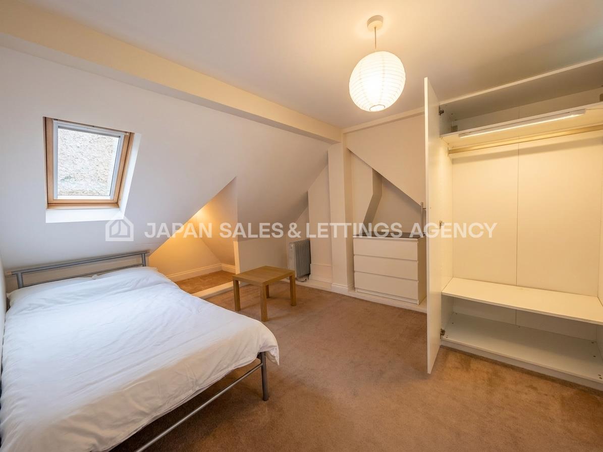 Flat Saxon Drive in Greater London