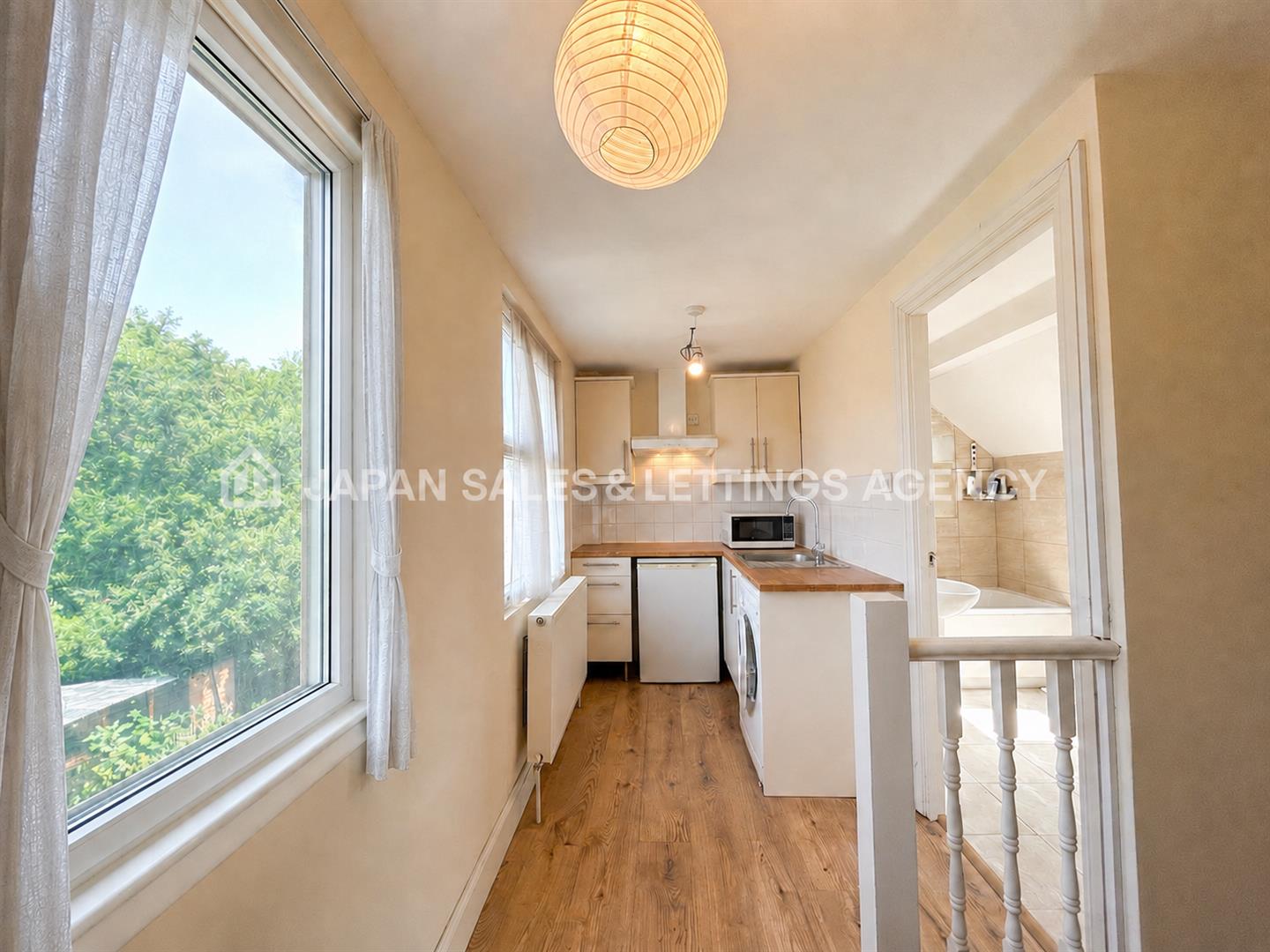 Flat Saxon Drive in Greater London