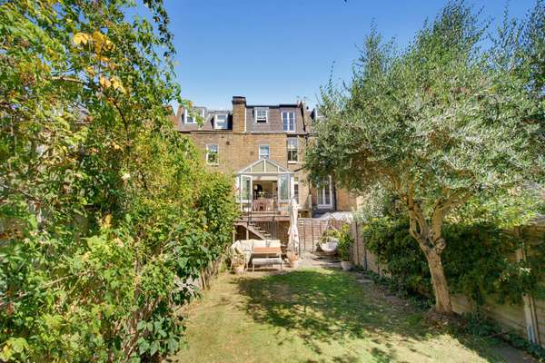 House Rosehill Road in Greater London