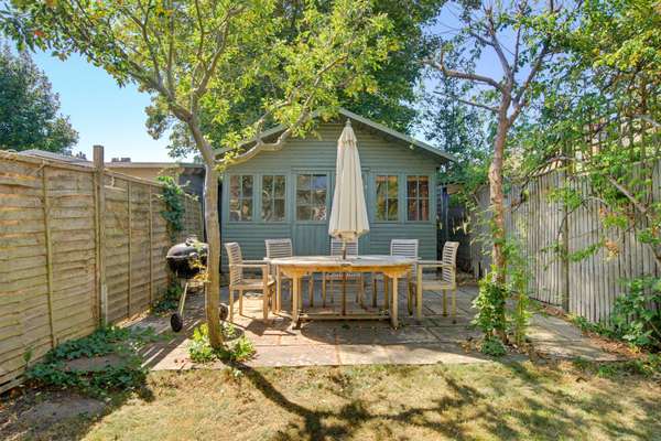 House Rosehill Road in Greater London