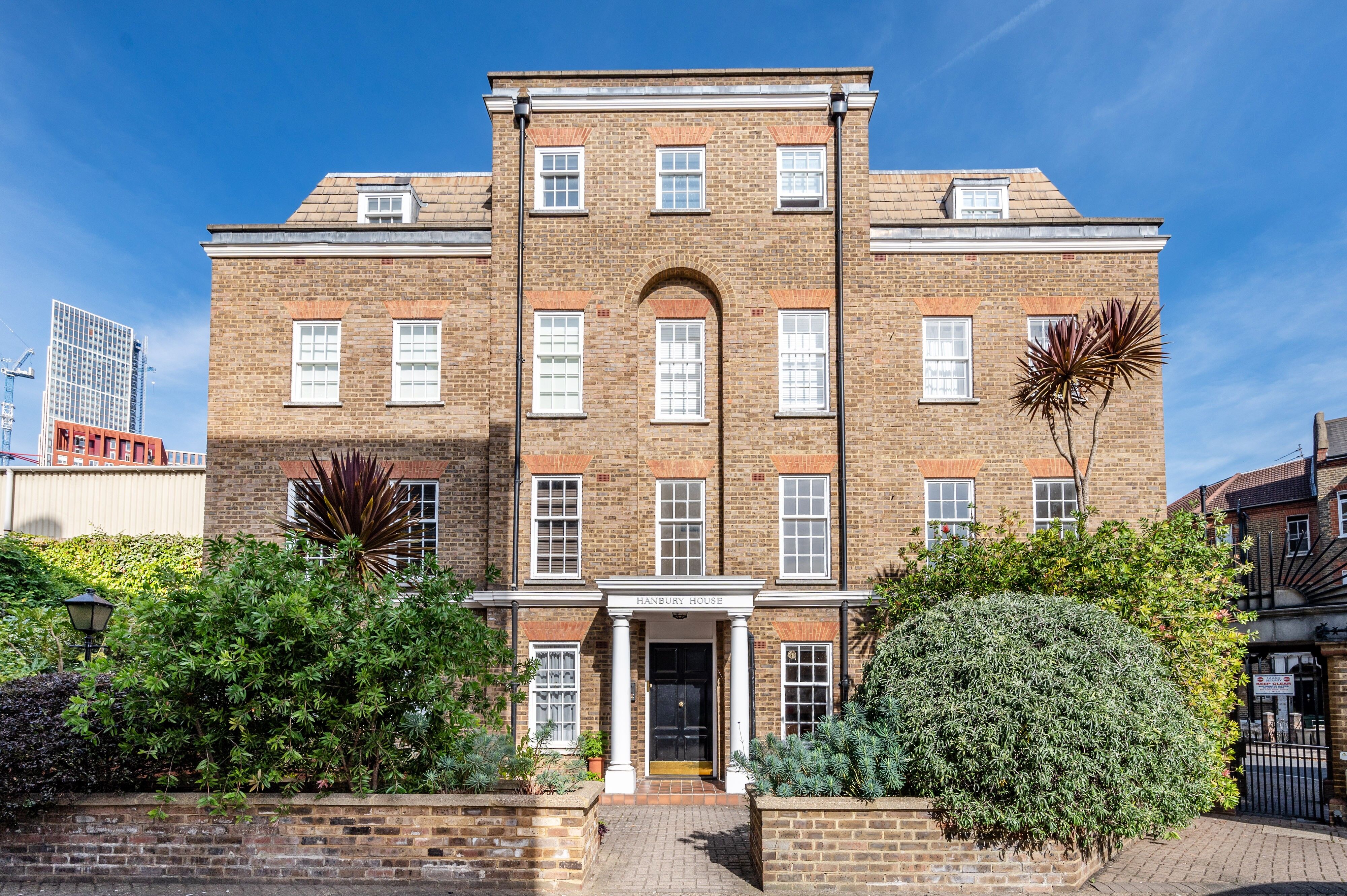 Flat Regents Bridge Gardens in Greater London
