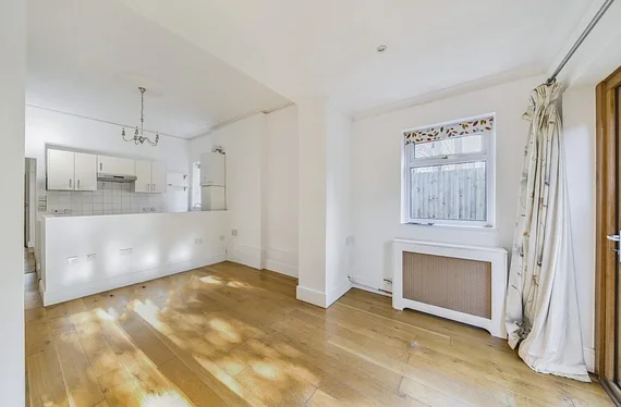 Flat Trouville Road in Greater London